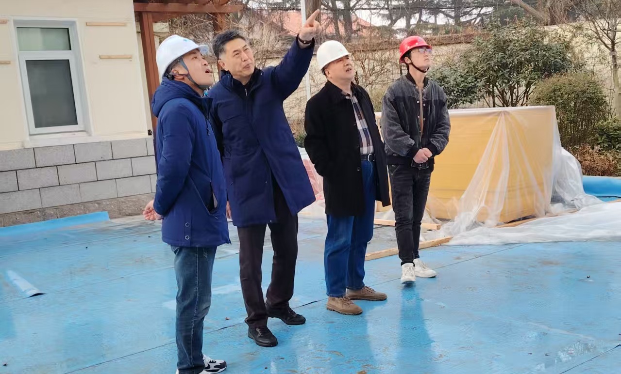 青島市政協(xié)秘書長朱鐵一視察日照路1號危房及基礎設施修繕工程
